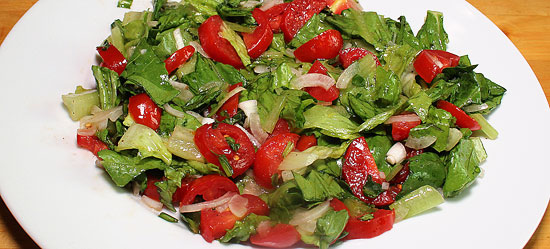 Lattich-Tomatensalat angerichtet