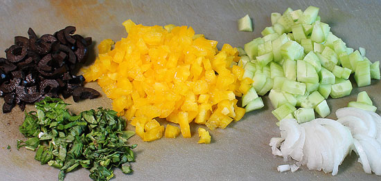Gemüse und Oliven geschnitten