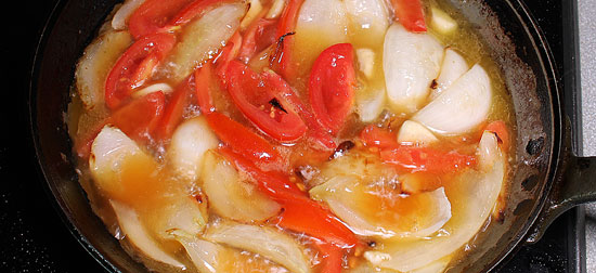 Zwiebel und Tomate einkochen