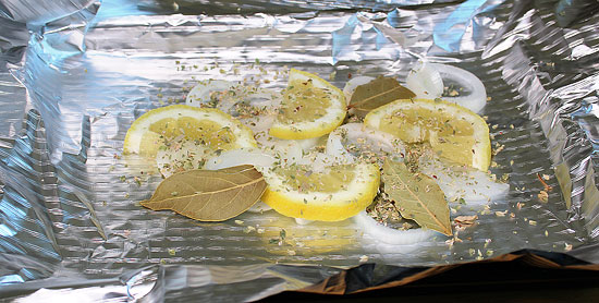 Alufolie mit Zitrone, Zwiebel, Lorbeer und Oregano