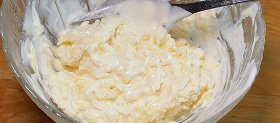 Käse und Sauerrahm vermischen