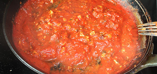 Tomatensauce mit Haselnüssen