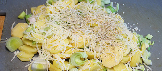 Kartoffeln und Lauch mit Käse vermischen