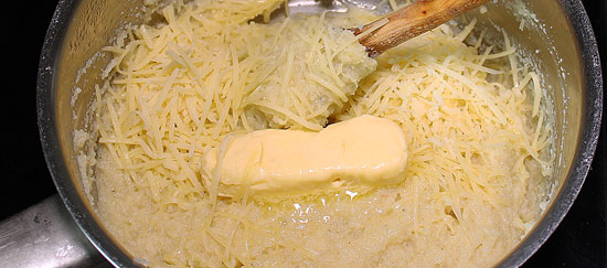 Butter und Käse in den Ribelmais einrühren