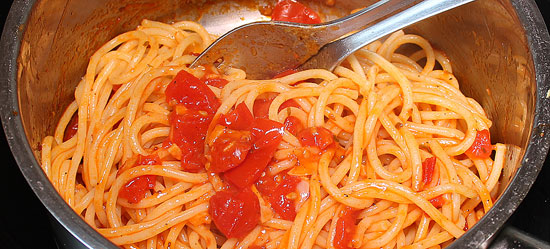 Spaghetti mit der Sauce vermischen