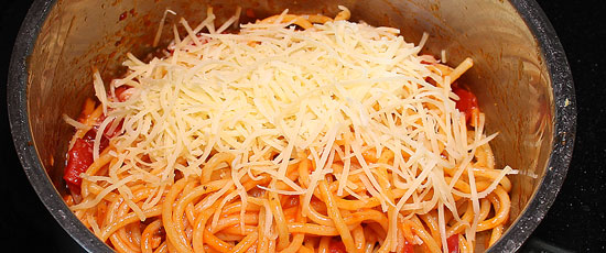 Spaghetti mit Käse vermischen
