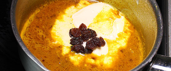 Currysauce mit Sauerrahm und Sultaninen