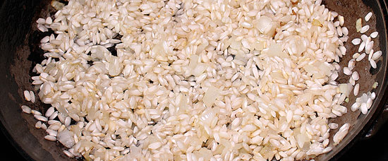 Zwiebel und Reis glasig dünsten