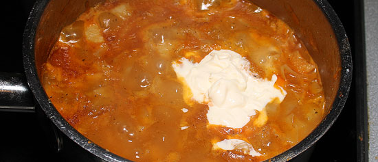 Sauerrahm in die Suppe einrühren