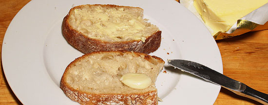 Brot mit Knoblauch und Butter