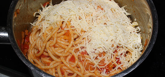 Käse unter die Spaghetti mischen
