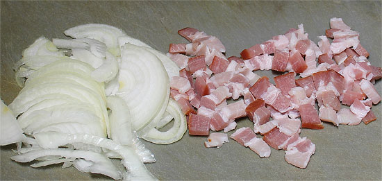 Zwiebel und Speck geschnitten