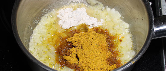 Zwiebel, Mehl und Currypulver anschwitzen