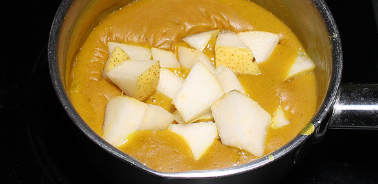 Currysauce mit Birnenstücken