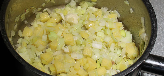 Zwiebel, Lauch und Kartoffel dünsten