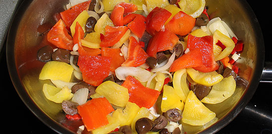 Peperoni, Zwiebel und Oliven dünsten