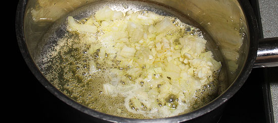 Zwiebel und Knoblauch in Butter andünsten
