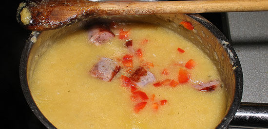 Suppe mit Luganighe und Peperoni