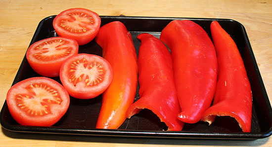Tomaten und Peperoni ofenbereit