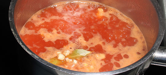 Tomatensauce aufkochen