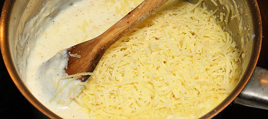 Käse in die Béchamel einrühren, Sauce Mornay