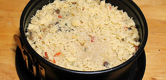 Reiskuchen mit Käse bestreut