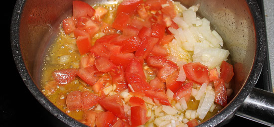 Tomaten mit Zwiebel und Knoblauch dünsten