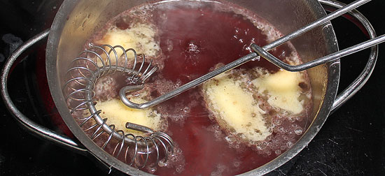 Butter in den Rotweinjus einmontieren