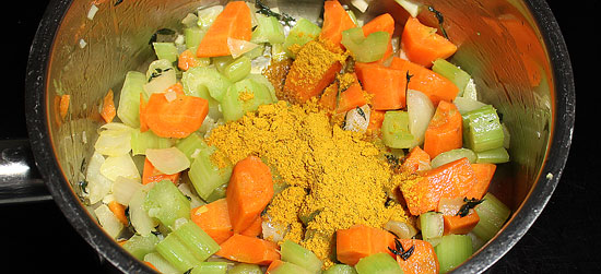 Gemüse und Curry dünsten