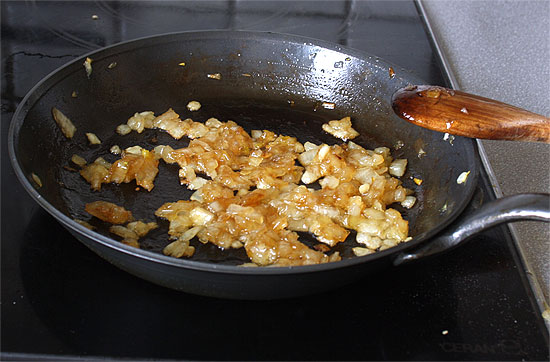 Zwiebeln in einer Eisenpfanne karamelisieren