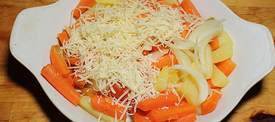 Rüebli, Kartoffeln, Zwiebel und Käse vermischen