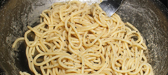 Spaghetti mit dem Pfeffer vermischen