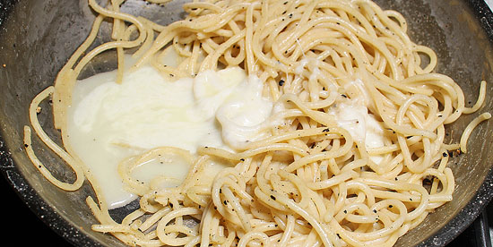 Spaghetti mit der Pecorinocrème vermischen