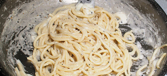 Spaghetti bereit zum Anrichten