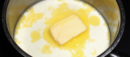 Butter mit Milch schmelzen