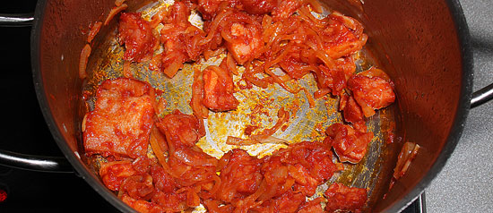Tomatenpüree mit Zwiebel und Speck vermischen