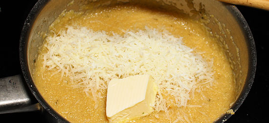 Butter und Käse in die Polenta einrühren