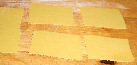 Pastateig ausgewallt und zugeschnitten