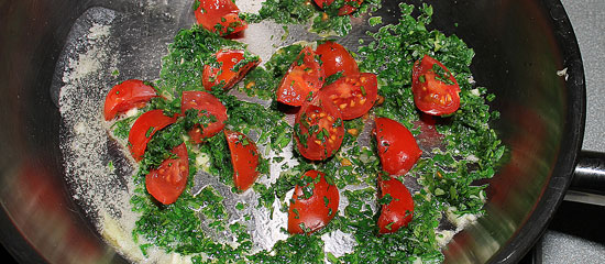 Kräuter und Tomaten dünsten