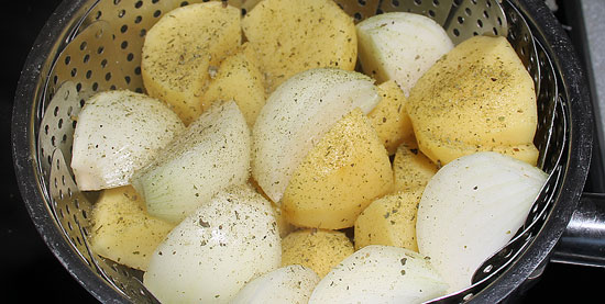 Kartoffeln und Zwiebeln dämpfen