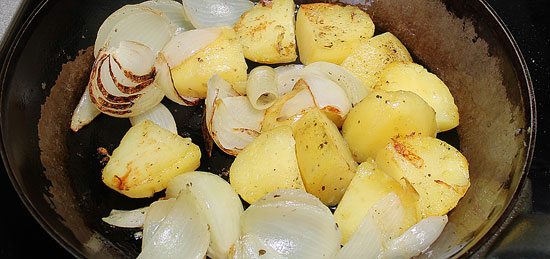 Kartoffeln und Zwiebeln anbraten