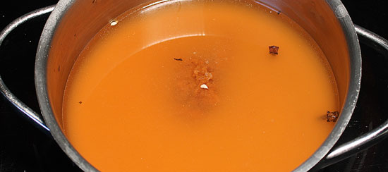 Sauce mit Orangensaft und Bouillon