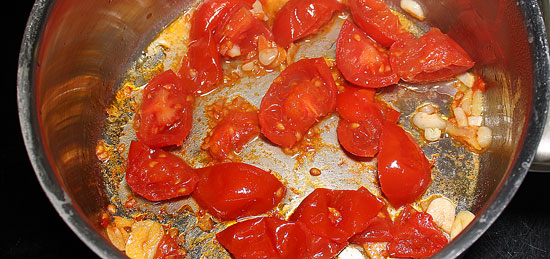 Tomaten und Knoblauch gedünstet