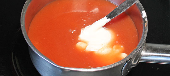 Sauce mit Passata und Sauerrahm aufkochen