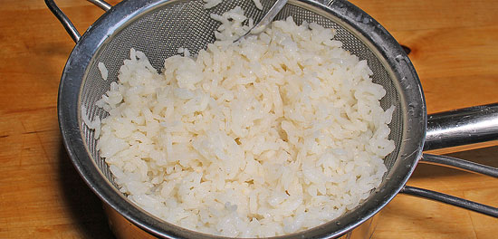 Reis auflockern und auskühlen lassen