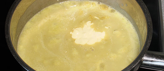 Senfrahm in die Suppe einrühren