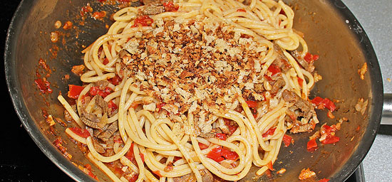 Sapghetti mit der Sauce und Mollica vermischen