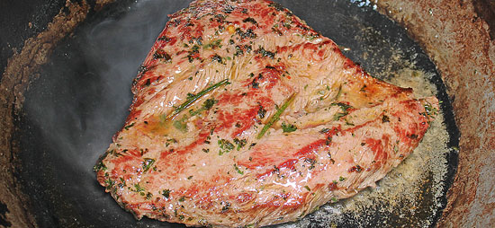 Flat Iron Steak scharf anbraten