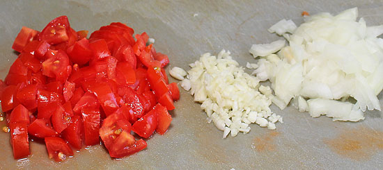 Zwiebel, Knoblauch und Tomaten gerüstet