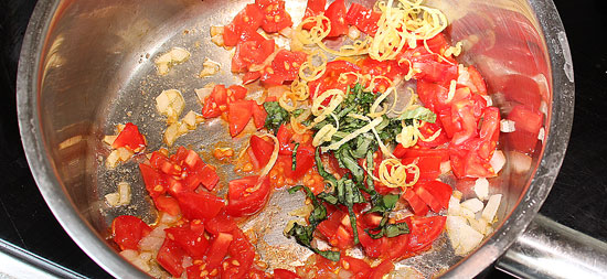 Tomaten, Zitronenzesten und Basilikum dünsten